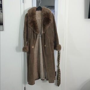 VINTAGE Stunning brown suede coat!